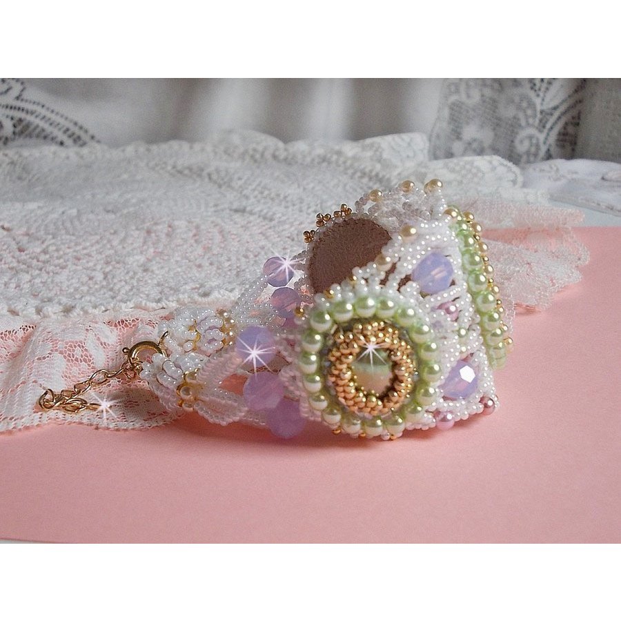Envolée Fleurie armband geborduurd met Swarovski kristallen, hars cabochons, ronde parelmoer kralen en Miyuki rocailles.