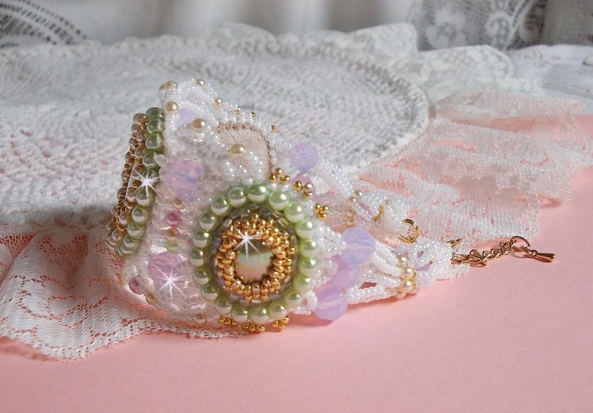 Envolée Fleurie armband geborduurd met Swarovski kristallen, hars cabochons, ronde parelmoer kralen en Miyuki rocailles.