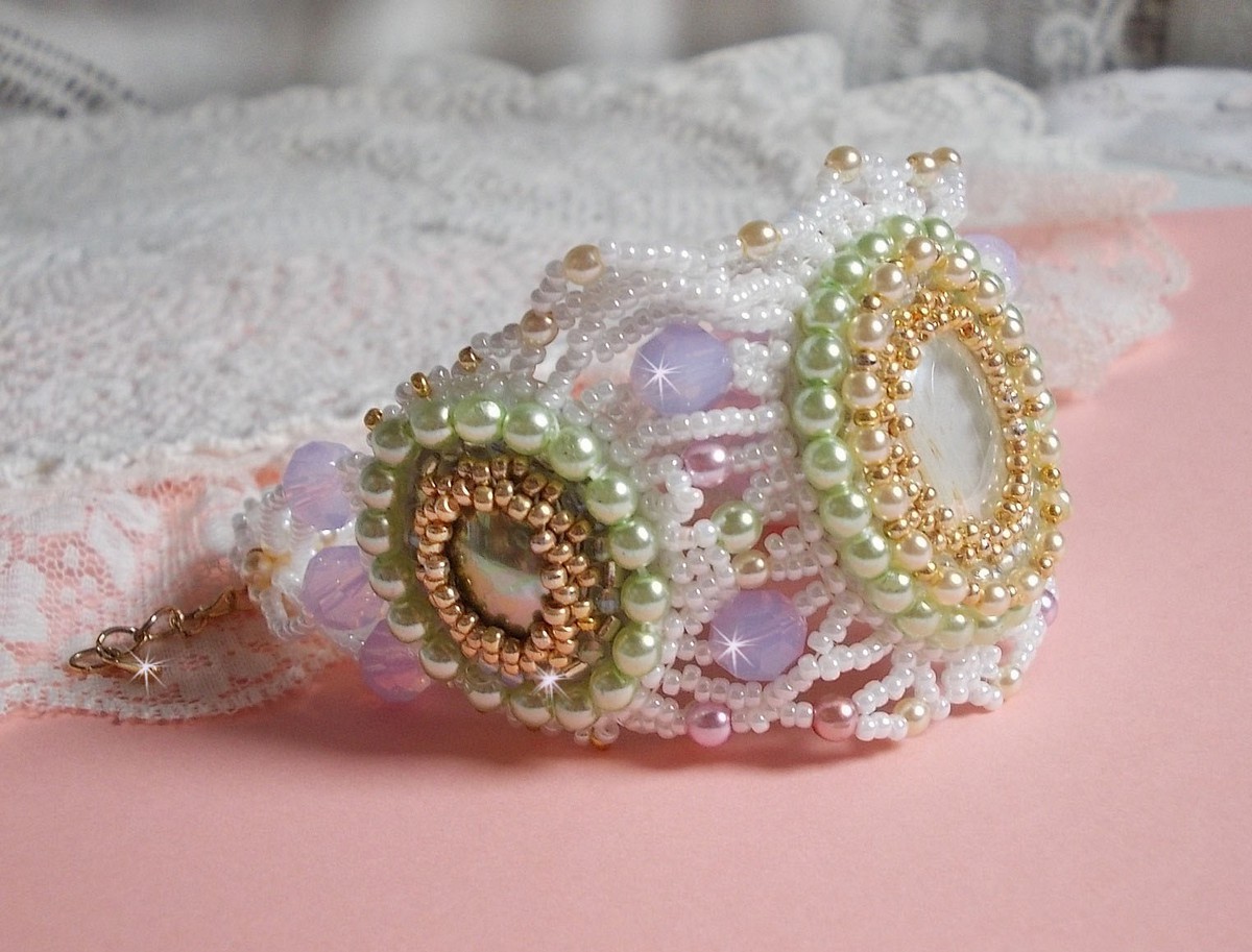 Envolée Fleurie armband geborduurd met Swarovski kristallen, hars cabochons, ronde parelmoer kralen en Miyuki rocailles.