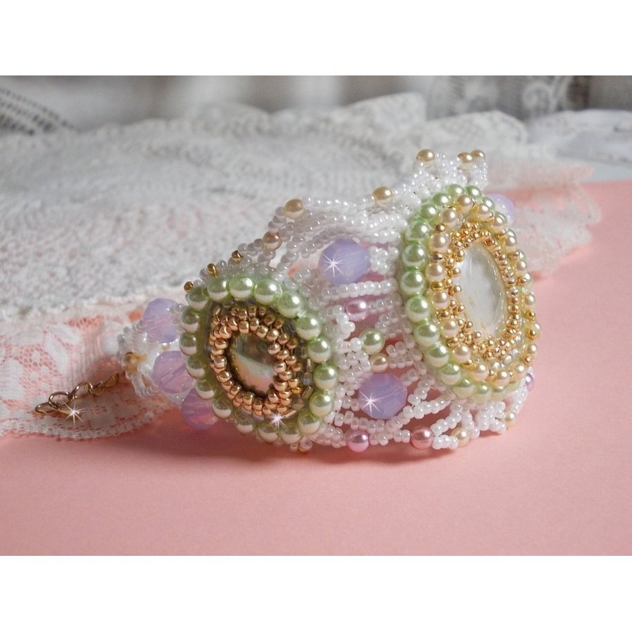 Envolée Fleurie armband geborduurd met Swarovski kristallen, hars cabochons, ronde parelmoer kralen en Miyuki rocailles.