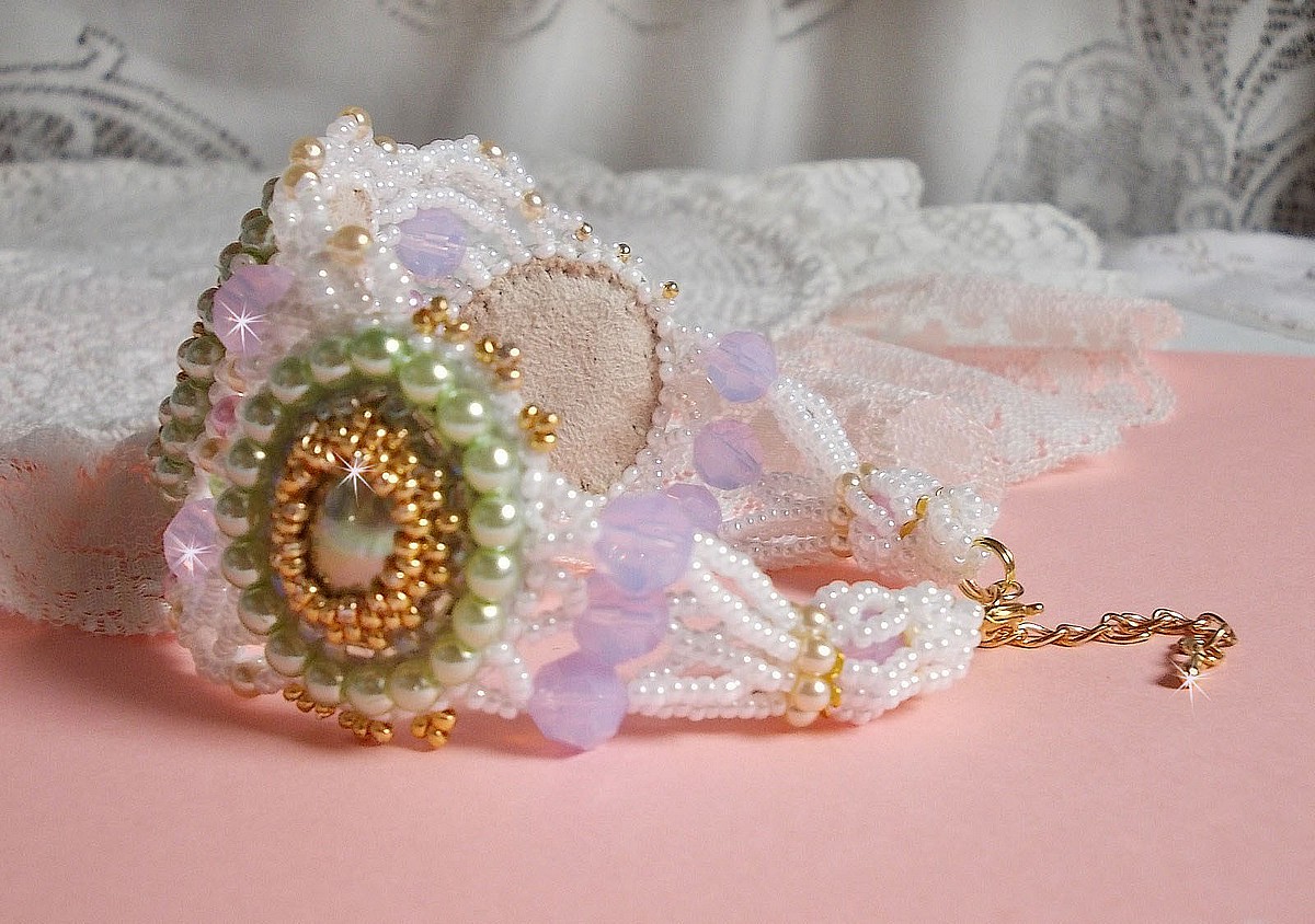 Envolée Fleurie armband geborduurd met Swarovski kristallen, hars cabochons, ronde parelmoer kralen en Miyuki rocailles.
