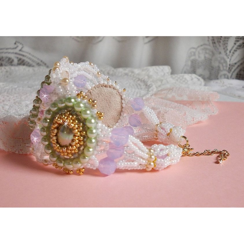 Envolée Fleurie armband geborduurd met Swarovski kristallen, hars cabochons, ronde parelmoer kralen en Miyuki rocailles.