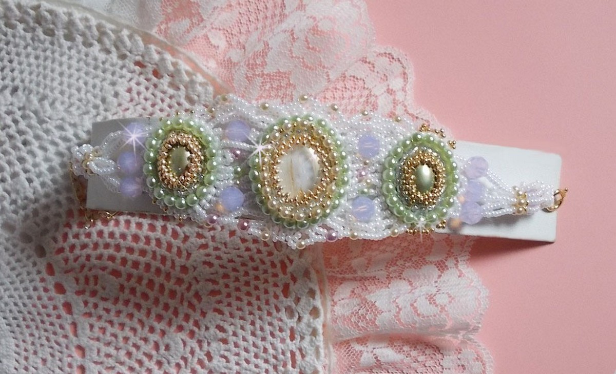 Envolée Fleurie armband geborduurd met Swarovski kristallen, hars cabochons, ronde parelmoer kralen en Miyuki rocailles.