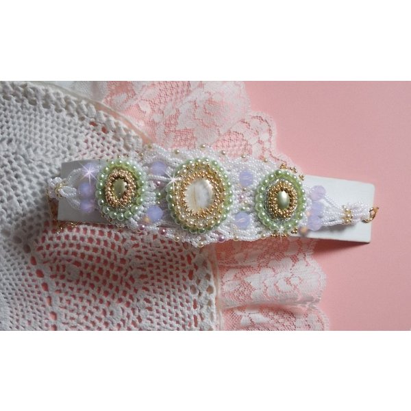 Envolée Fleurie armband geborduurd met Swarovski kristallen, hars cabochons, ronde parelmoer kralen en Miyuki rocailles.