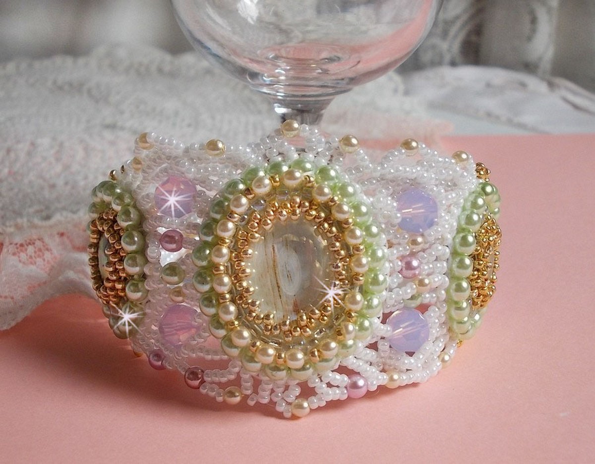Envolée Fleurie armband geborduurd met Swarovski kristallen, hars cabochons, ronde parelmoer kralen en Miyuki rocailles.