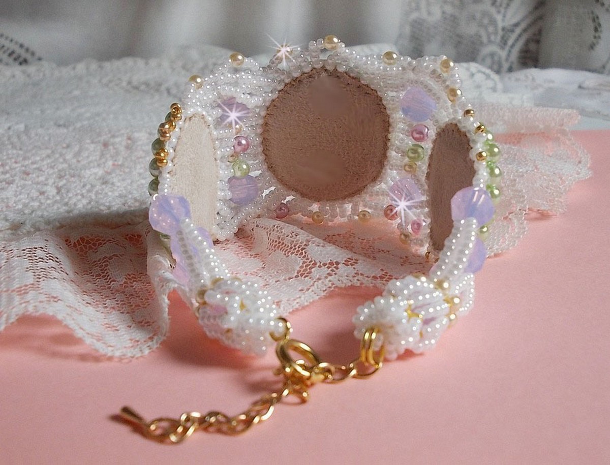 Envolée Fleurie armband geborduurd met Swarovski kristallen, hars cabochons, ronde parelmoer kralen en Miyuki rocailles.
