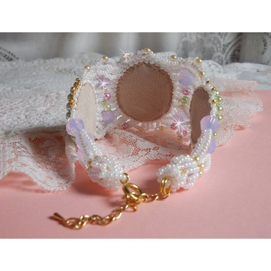 Envolée Fleurie armband geborduurd met Swarovski kristallen, hars cabochons, ronde parelmoer kralen en Miyuki rocailles.