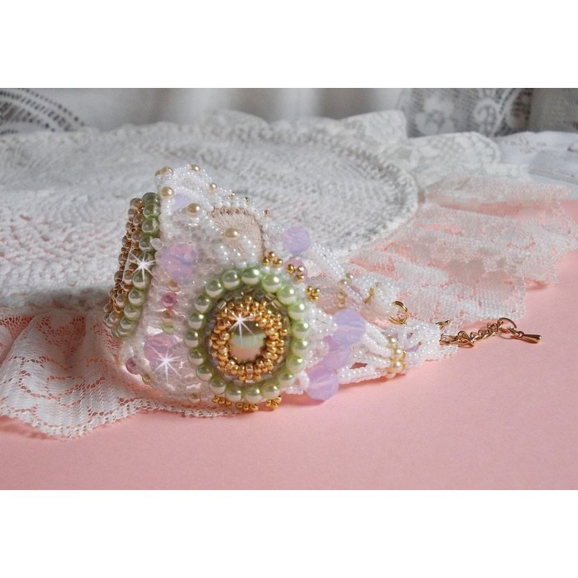 Envolée Fleurie armband geborduurd met Swarovski kristallen, hars cabochons, ronde parelmoer kralen en Miyuki rocailles.