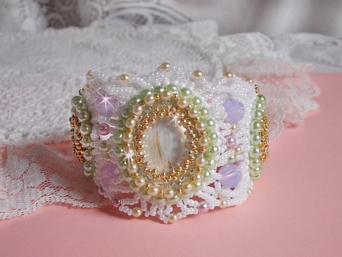 Envolée Fleurie armband geborduurd met Swarovski kristallen, hars cabochons, ronde parelmoer kralen en Miyuki rocailles.