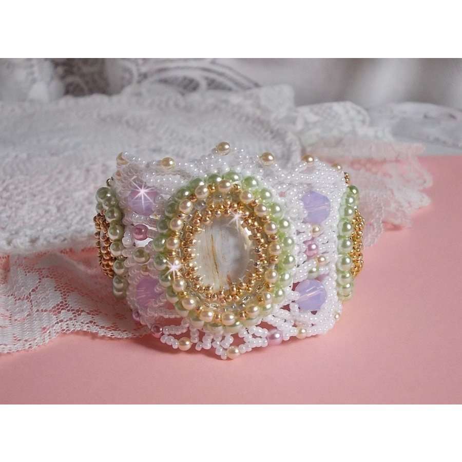 Envolée Fleurie armband geborduurd met Swarovski kristallen, hars cabochons, ronde parelmoer kralen en Miyuki rocailles.