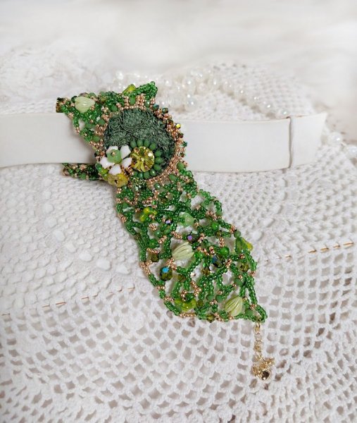 Bracelet Espoir brod&eacute; avec rocailles, rondes facett&eacute;es, clochettes, bourgeons et perles Cristal Swarovski