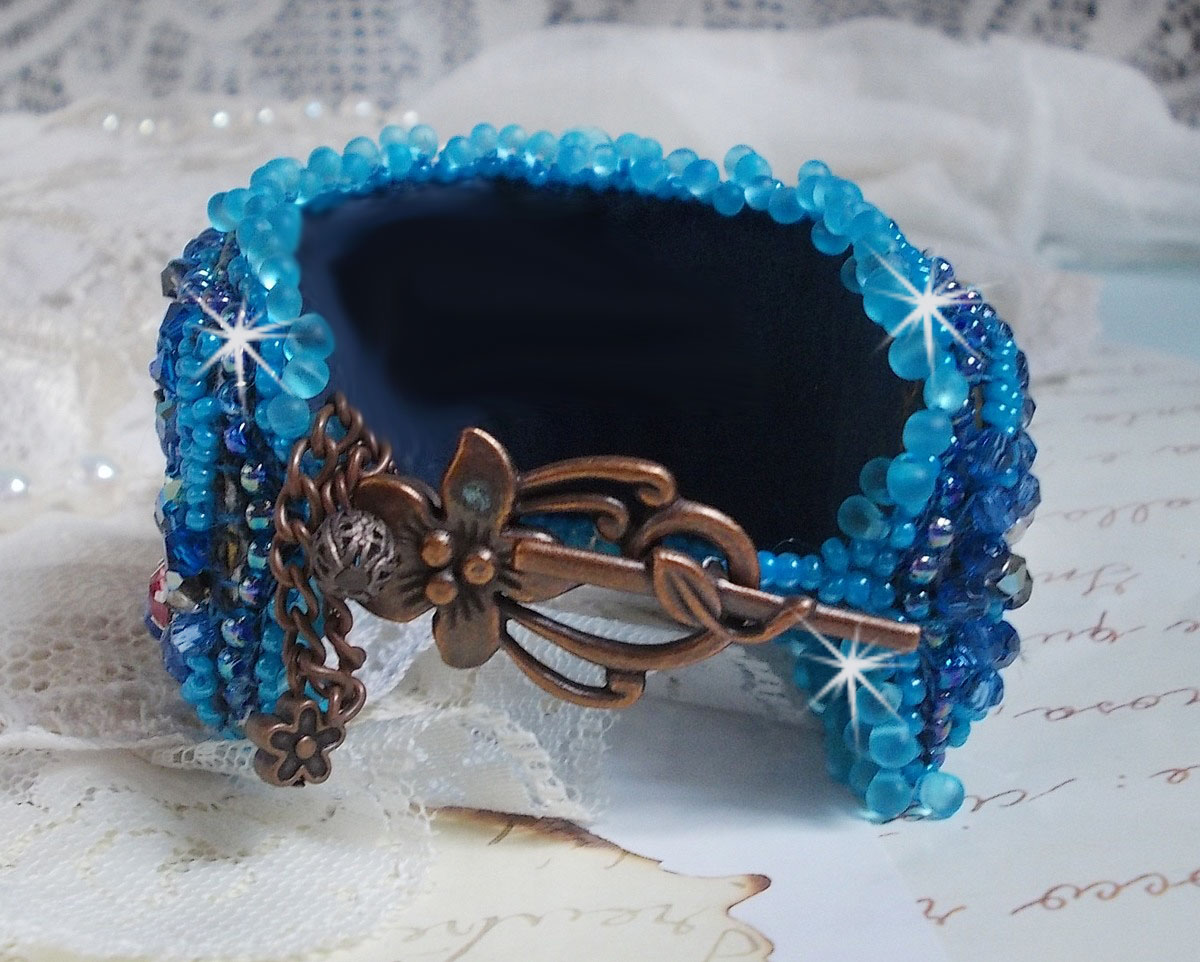 Belle Epoque Haute-Couture manchet armband geborduurd met Swarovski kristallen, hars cabochons en rocailles.