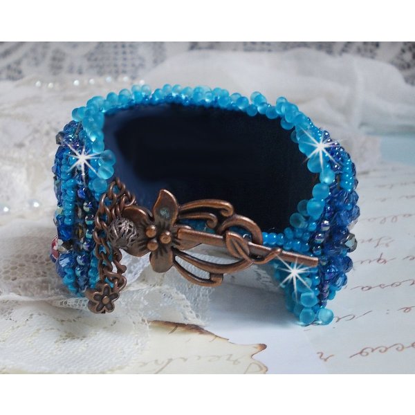 Belle Epoque Haute-Couture manchet armband geborduurd met Swarovski kristallen, hars cabochons en rocailles.