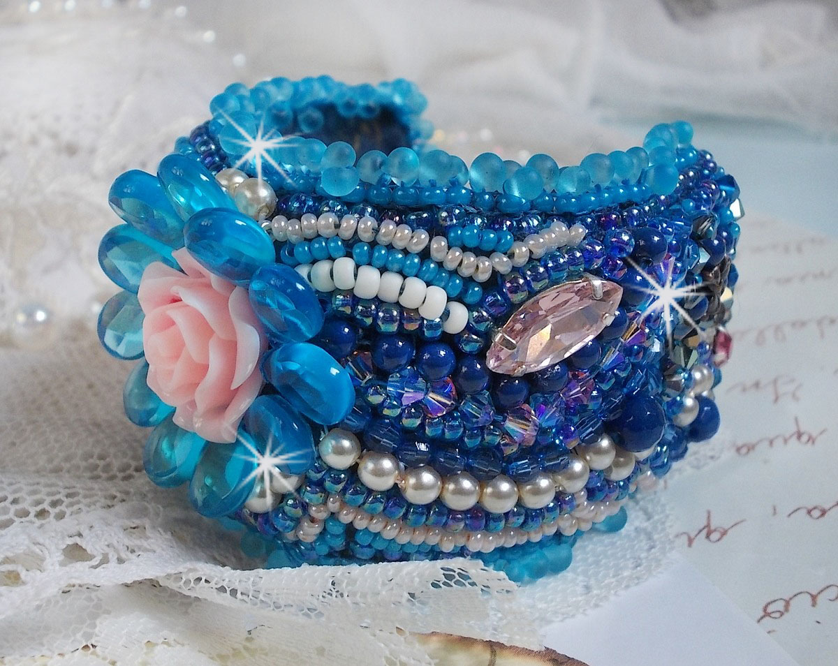 Belle Epoque Haute-Couture manchet armband geborduurd met Swarovski kristallen, hars cabochons en rocailles.