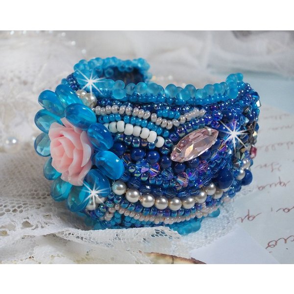 Belle Epoque Haute-Couture manchet armband geborduurd met Swarovski kristallen, hars cabochons en rocailles.