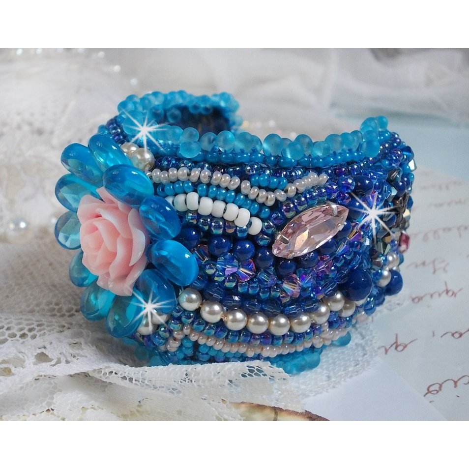 Belle Epoque Haute-Couture manchet armband geborduurd met Swarovski kristallen, hars cabochons en rocailles.