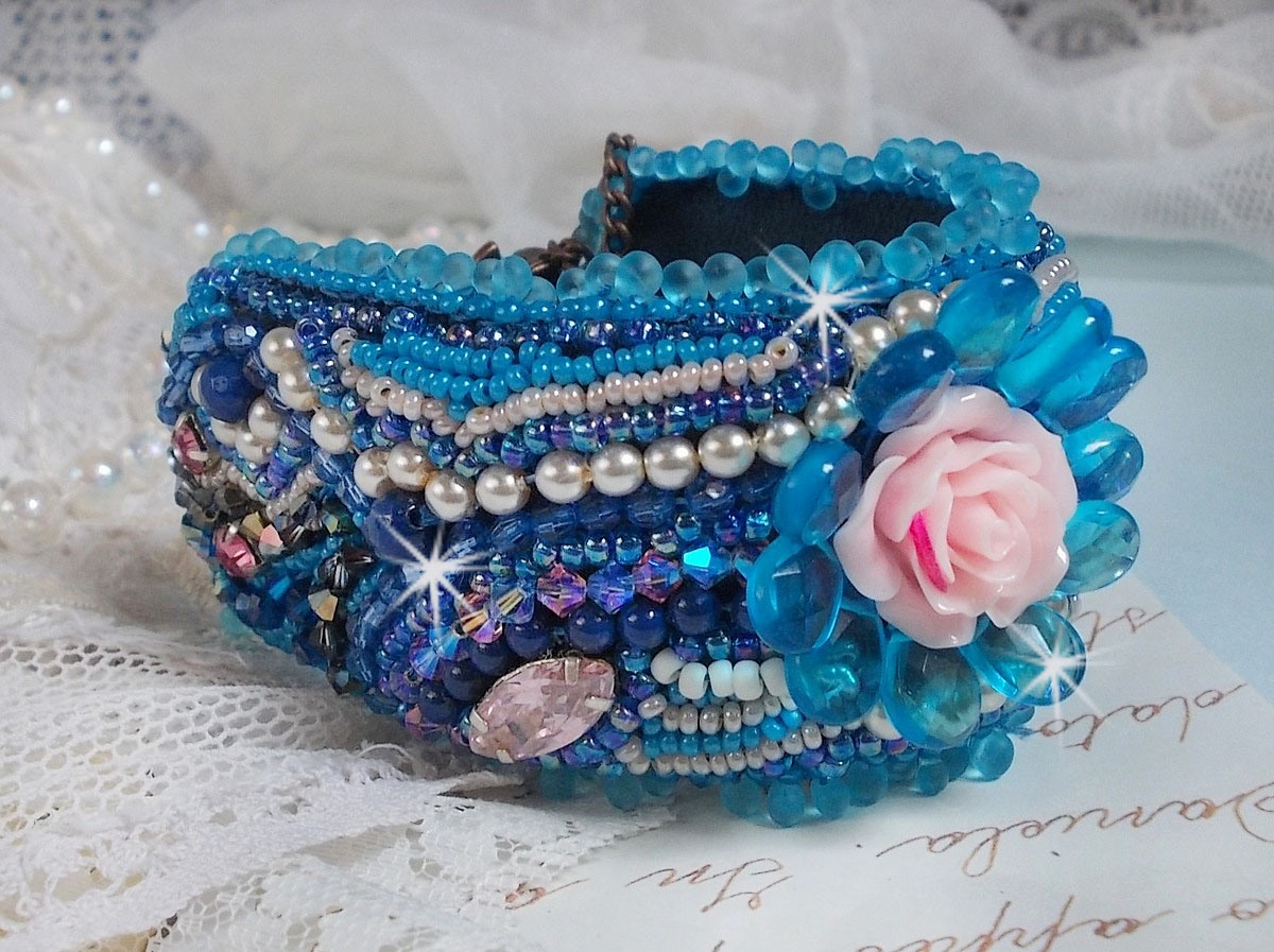 Belle Epoque Haute-Couture manchet armband geborduurd met Swarovski kristallen, hars cabochons en rocailles.