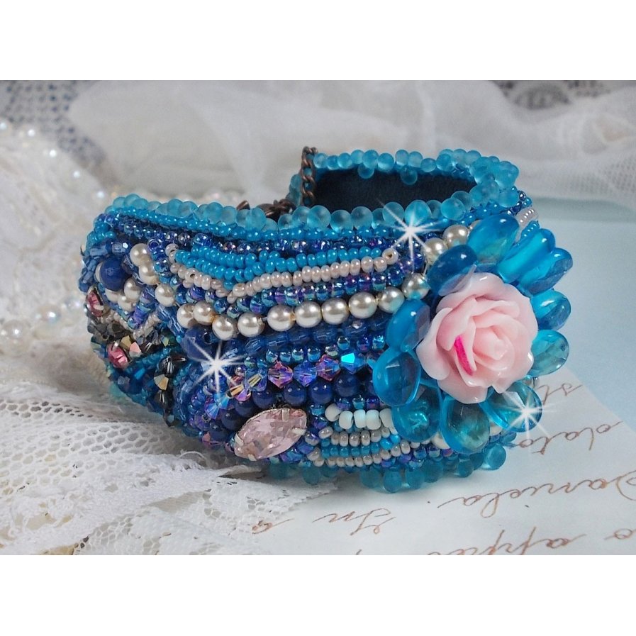 Belle Epoque Haute-Couture manchet armband geborduurd met Swarovski kristallen, hars cabochons en rocailles.