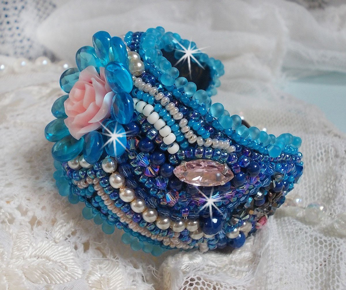 Belle Epoque Haute-Couture manchet armband geborduurd met Swarovski kristallen, hars cabochons en rocailles.
