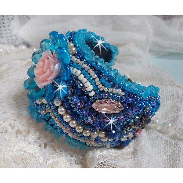 Belle Epoque Haute-Couture manchet armband geborduurd met Swarovski kristallen, hars cabochons en rocailles.