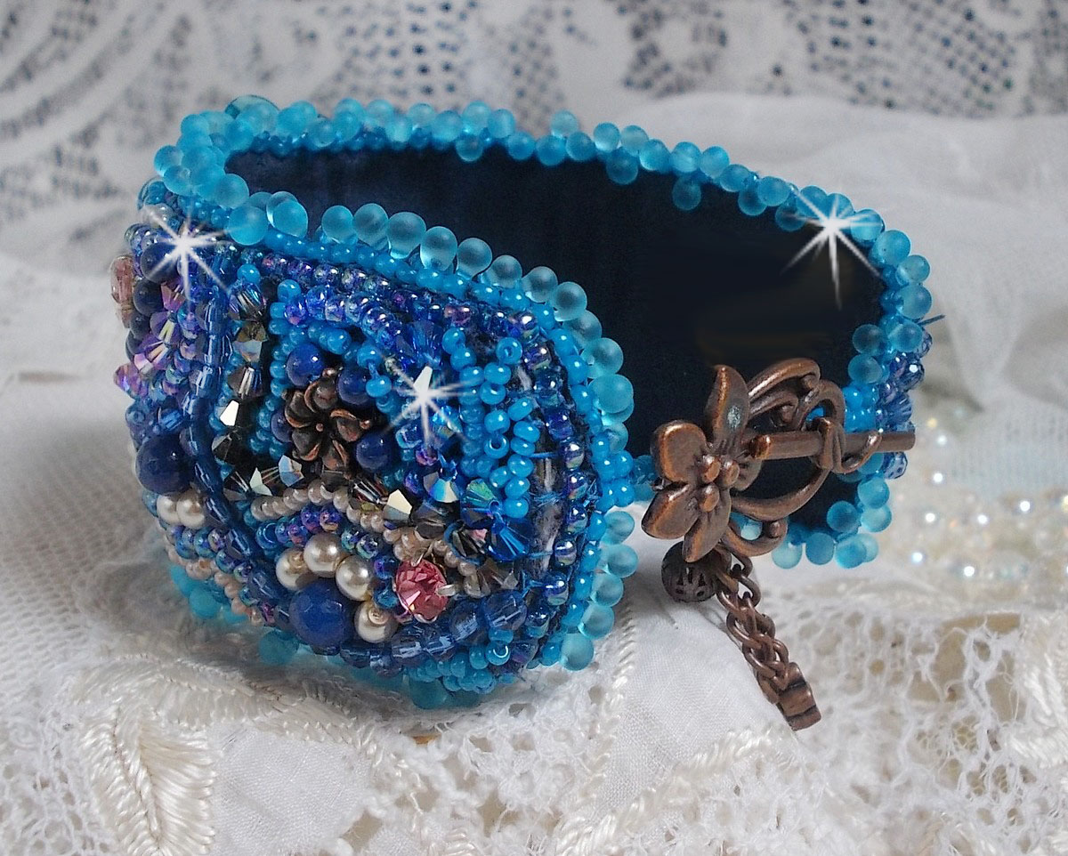 Belle Epoque Haute-Couture manchet armband geborduurd met Swarovski kristallen, hars cabochons en rocailles.