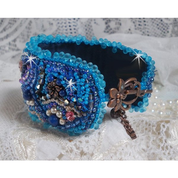 Belle Epoque Haute-Couture manchet armband geborduurd met Swarovski kristallen, hars cabochons en rocailles.