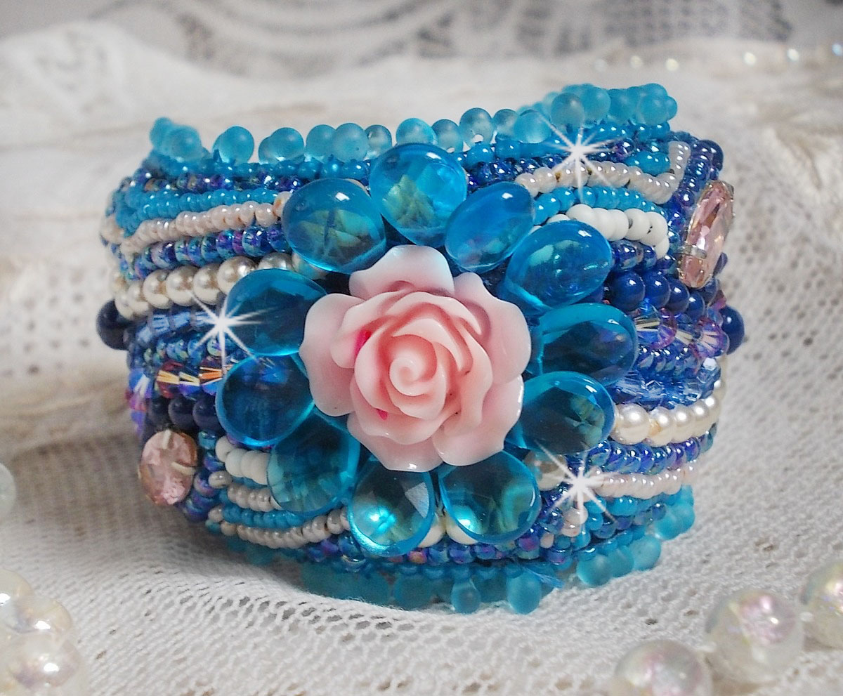 Belle Epoque Haute-Couture manchet armband geborduurd met Swarovski kristallen, hars cabochons en rocailles.