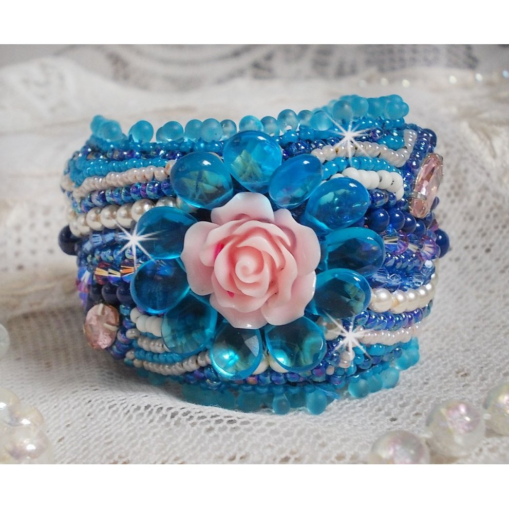 Belle Epoque Haute-Couture manchet armband geborduurd met Swarovski kristallen, hars cabochons en rocailles.