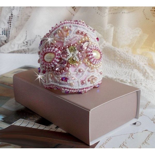 Bracelet Haute-Couture Valmont avec une dentelle ivoire tr&egrave;s ancienne et des cristaux