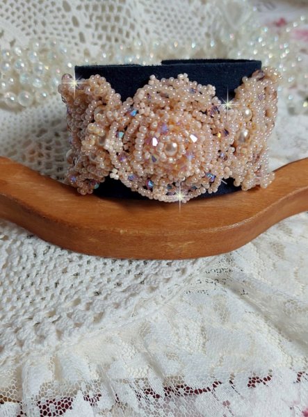 Idylle Beauty armband geborduurd met Swarovski kristallen, facetten, ronde kralen, rocailles met een vergulde sluiting en ketting.