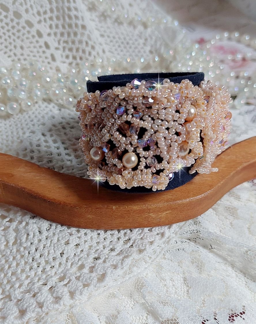Idylle Beauty armband geborduurd met Swarovski kristallen, facetten, ronde kralen, rocailles met een vergulde sluiting en ketting.