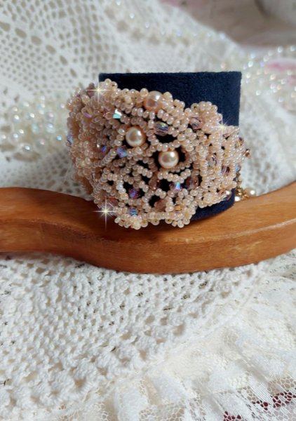 Idylle Beauty armband geborduurd met Swarovski kristallen, facetten, ronde kralen, rocailles met een vergulde sluiting en ketting.