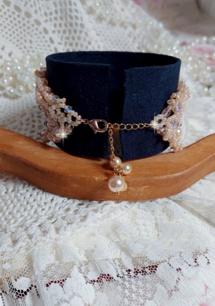 Idylle Beauty armband geborduurd met Swarovski kristallen, facetten, ronde kralen, rocailles met een vergulde sluiting en ketting.