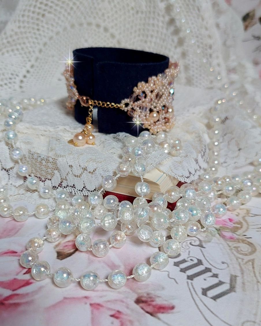 Idylle Beauty armband geborduurd met Swarovski kristallen, facetten, ronde kralen, rocailles met een vergulde sluiting en ketting.