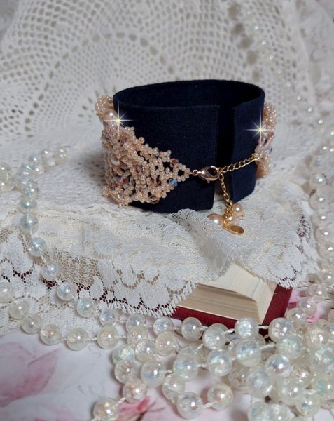 Idylle Beauty armband geborduurd met Swarovski kristallen, facetten, ronde kralen, rocailles met een vergulde sluiting en ketting.