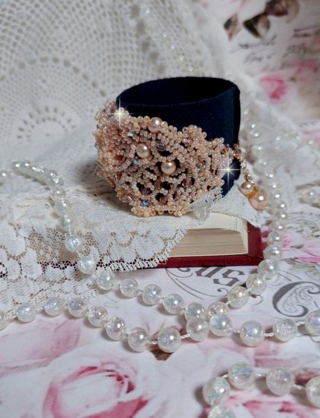 Idylle Beauty armband geborduurd met Swarovski kristallen, facetten, ronde kralen, rocailles met een vergulde sluiting en ketting.