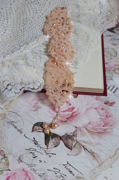 Idylle Beauty armband geborduurd met Swarovski kristallen, facetten, ronde kralen, rocailles met een vergulde sluiting en ketting.