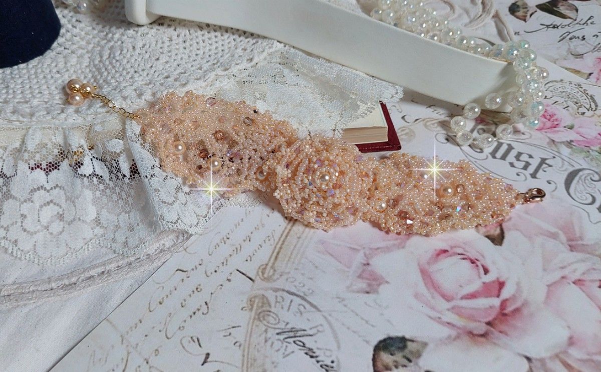 Idylle Beauty armband geborduurd met Swarovski kristallen, facetten, ronde kralen, rocailles met een vergulde sluiting en ketting.