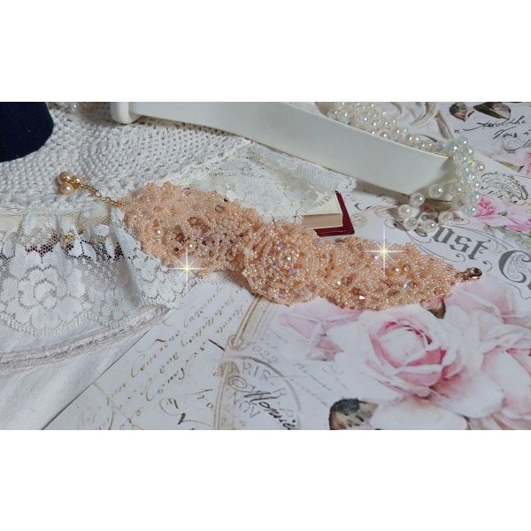Idylle Beauty armband geborduurd met Swarovski kristallen, facetten, ronde kralen, rocailles met een vergulde sluiting en ketting.
