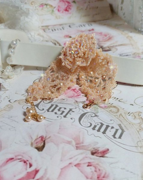 Idylle Beauty armband geborduurd met Swarovski kristallen, facetten, ronde kralen, rocailles met een vergulde sluiting en ketting.