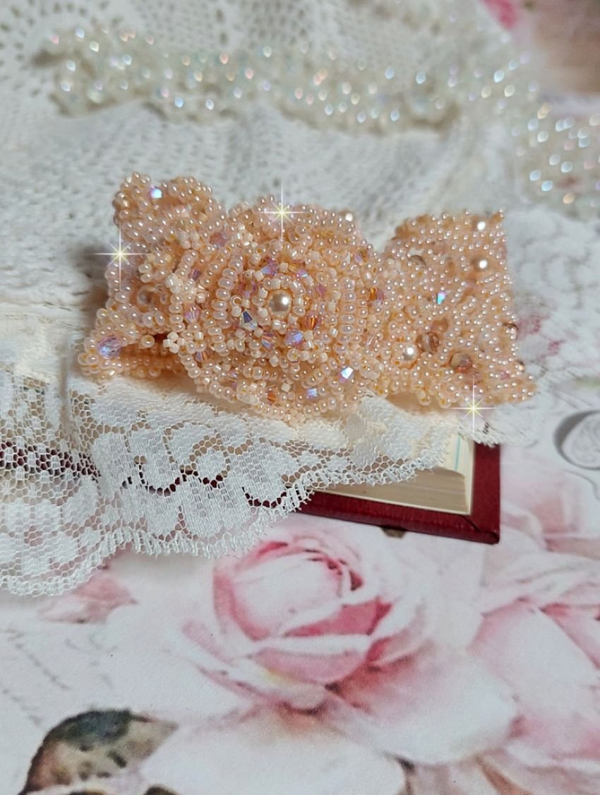 Idylle Beauty armband geborduurd met Swarovski kristallen, facetten, ronde kralen, rocailles met een vergulde sluiting en ketting.