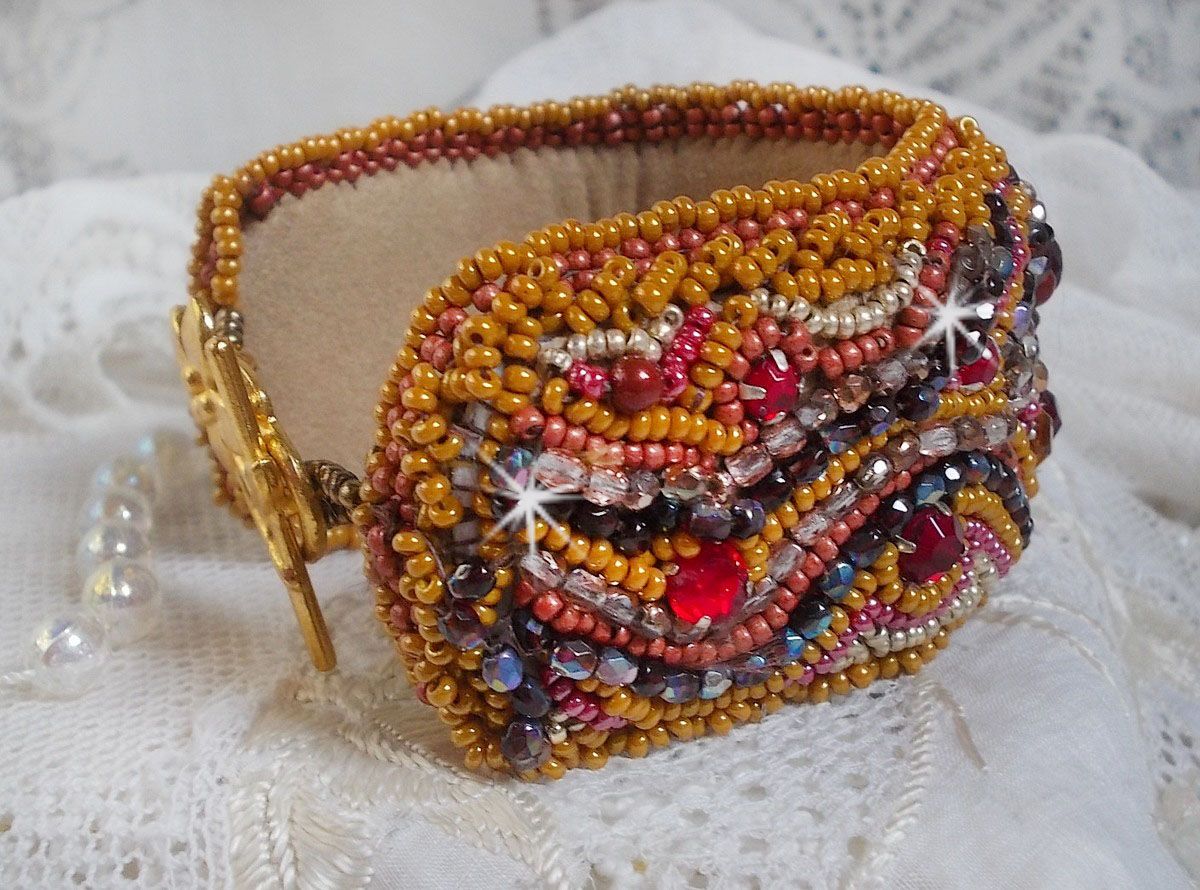 Rode Jaspis manchet armband geborduurd met een Rode Jaspis cabochon, Swarovski kristallen en rocailles.