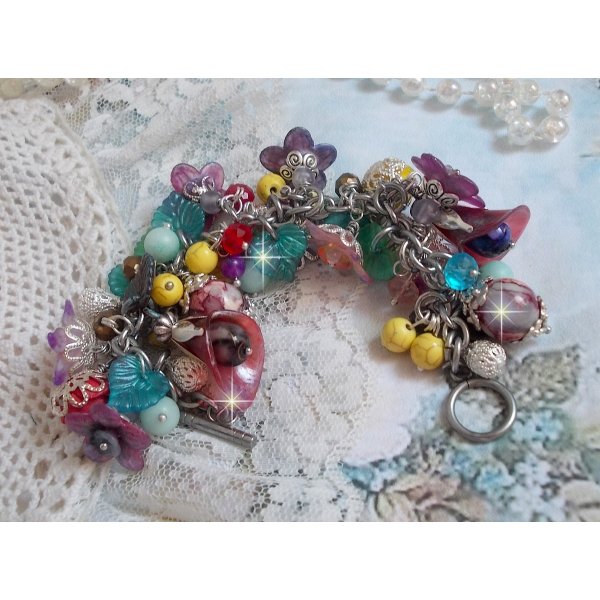 Bracelet Lady Luxe mont&eacute; avec des perles de gemme : L&rsquo;Amazonite et la Sugilite &agrave; laquelle s&rsquo;ajoute des fleurs de diff&eacute;rentes vari&eacute;t&eacute;s peintes &agrave; la main : lucite et r&eacute;sine, breloques et perles