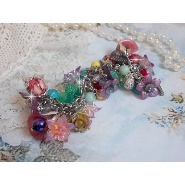 Bracelet Lady Luxe mont&eacute; avec des perles de gemme : L&rsquo;Amazonite et la Sugilite &agrave; laquelle s&rsquo;ajoute des fleurs de diff&eacute;rentes vari&eacute;t&eacute;s peintes &agrave; la main : lucite et r&eacute;sine, breloques et perles