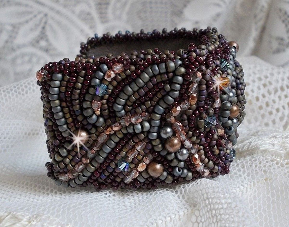 Lange bruine Picasso armband geborduurd met een edelsteen (Picasso Jaspis), Swarovski kristallen, Miyuki rocailles en bohemian glasfacetten.