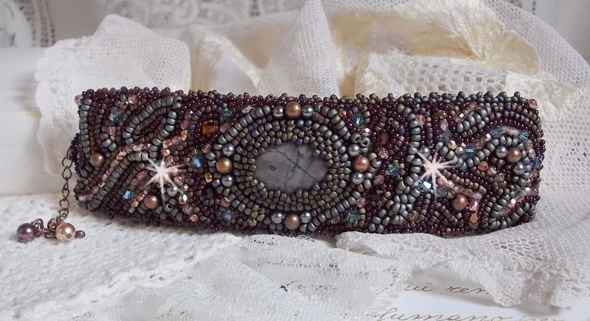 Lange bruine Picasso armband geborduurd met een edelsteen (Picasso Jaspis), Swarovski kristallen, Miyuki rocailles en bohemian glasfacetten.