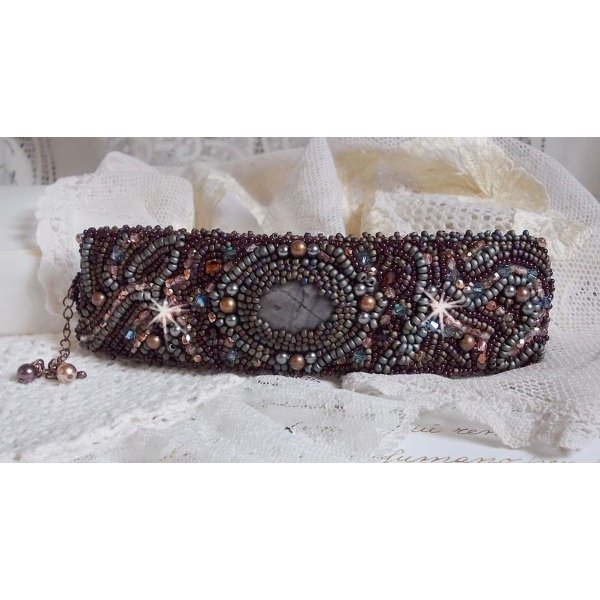 Lange bruine Picasso armband geborduurd met een edelsteen (Picasso Jaspis), Swarovski kristallen, Miyuki rocailles en bohemian glasfacetten.