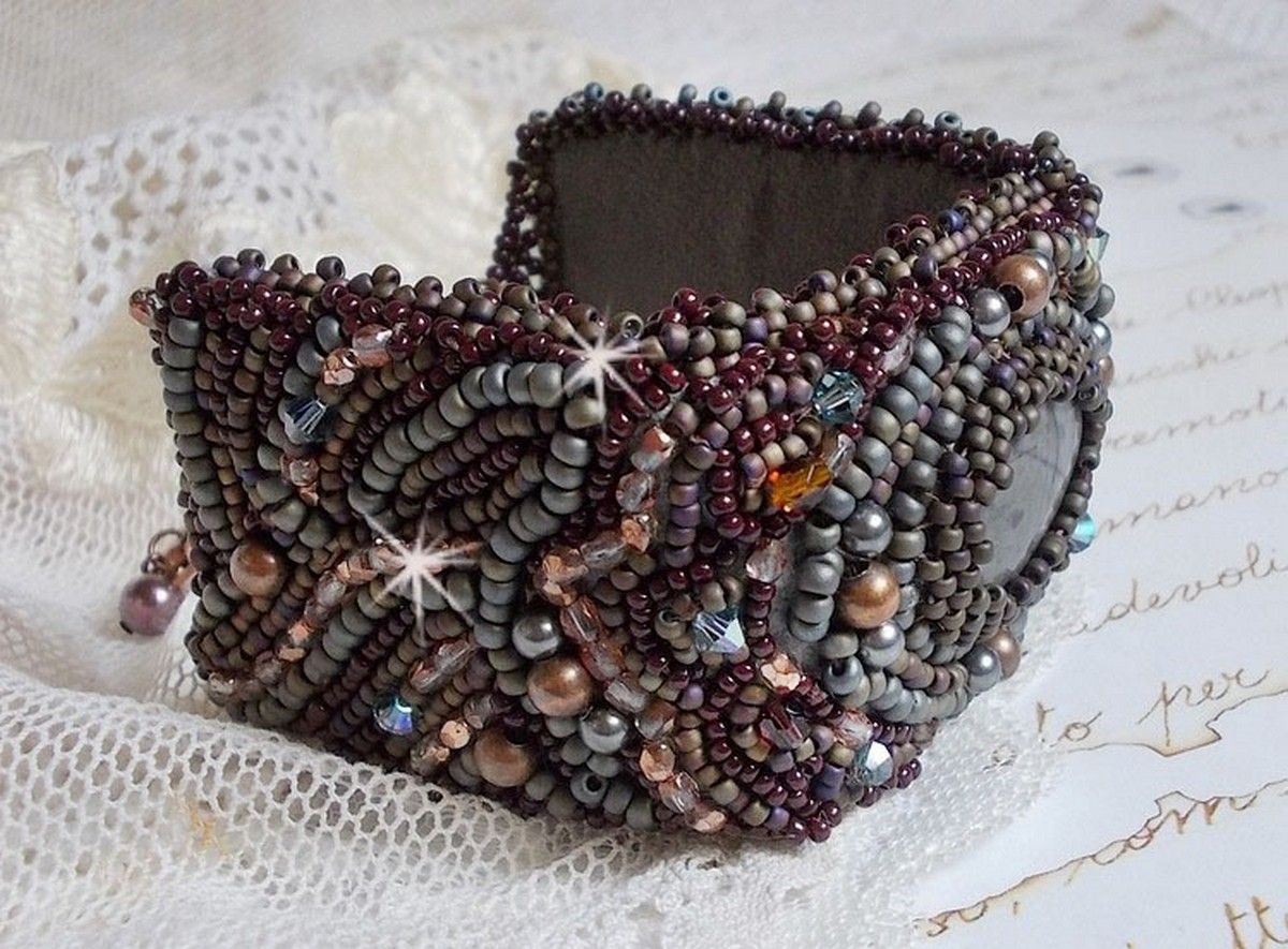 Lange bruine Picasso armband geborduurd met een edelsteen (Picasso Jaspis), Swarovski kristallen, Miyuki rocailles en bohemian glasfacetten.
