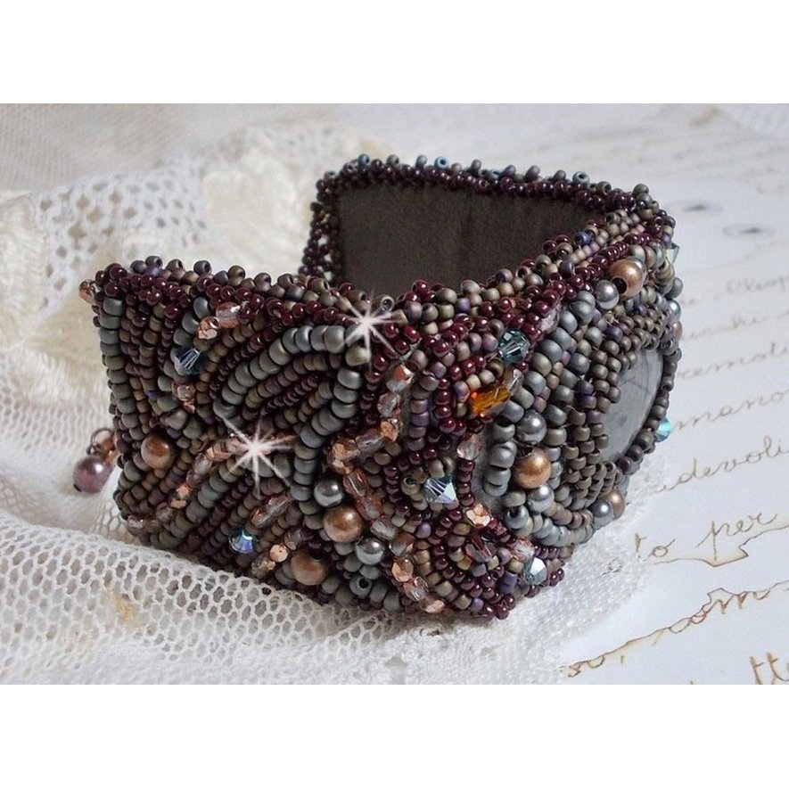 Lange bruine Picasso armband geborduurd met een edelsteen (Picasso Jaspis), Swarovski kristallen, Miyuki rocailles en bohemian glasfacetten.