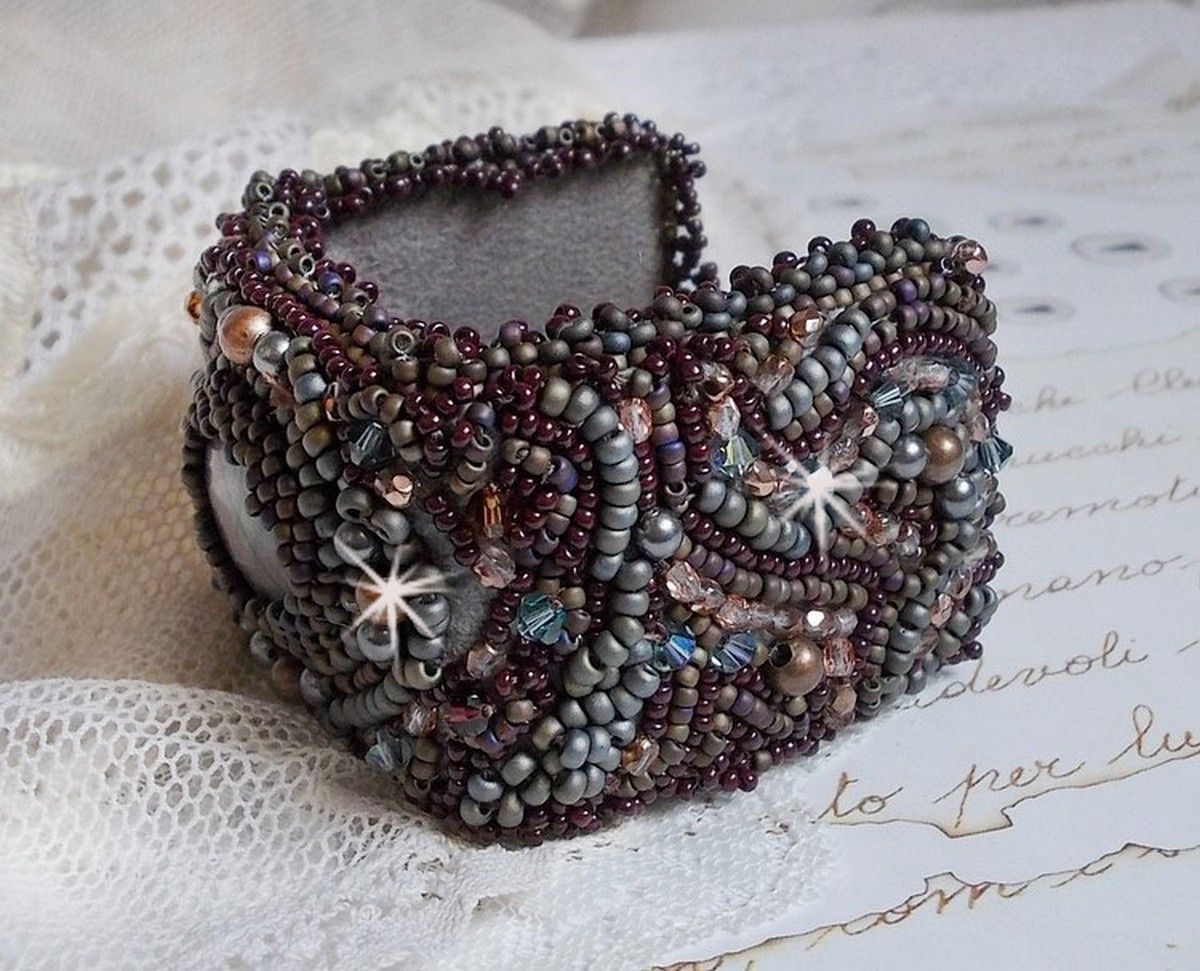 Lange bruine Picasso armband geborduurd met een edelsteen (Picasso Jaspis), Swarovski kristallen, Miyuki rocailles en bohemian glasfacetten.